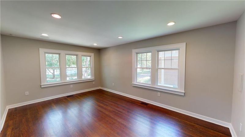 6641 Edgevale Rd, Kansas City, MO 64113