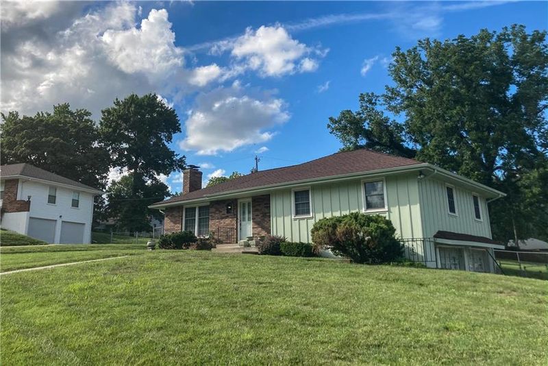 8412 E 49th Ter, Kansas City, MO 64129