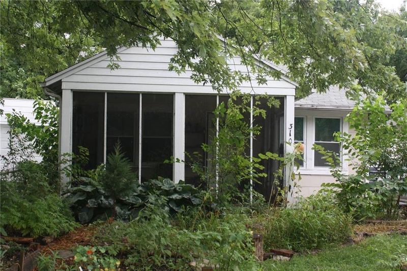 310 E 80th St, Kansas City, MO 64114