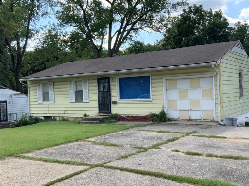 4008 Vineyard Dr, Kansas City, MO 64130