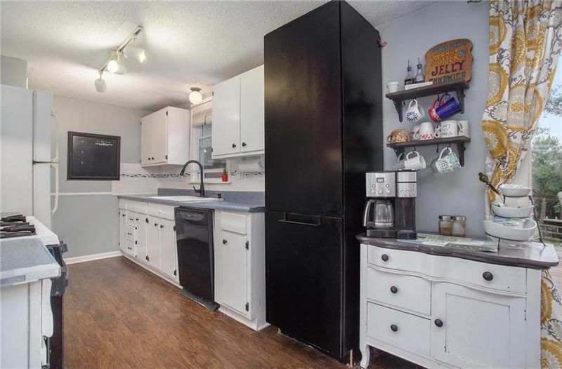 4007 NW 52nd St, Riverside, MO 64150