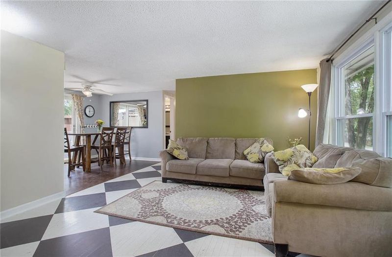 4007 NW 52nd St, Riverside, MO 64150