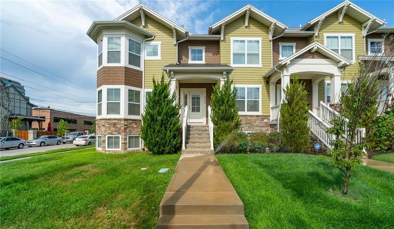 4452 Summit St, Kansas City, MO 64111