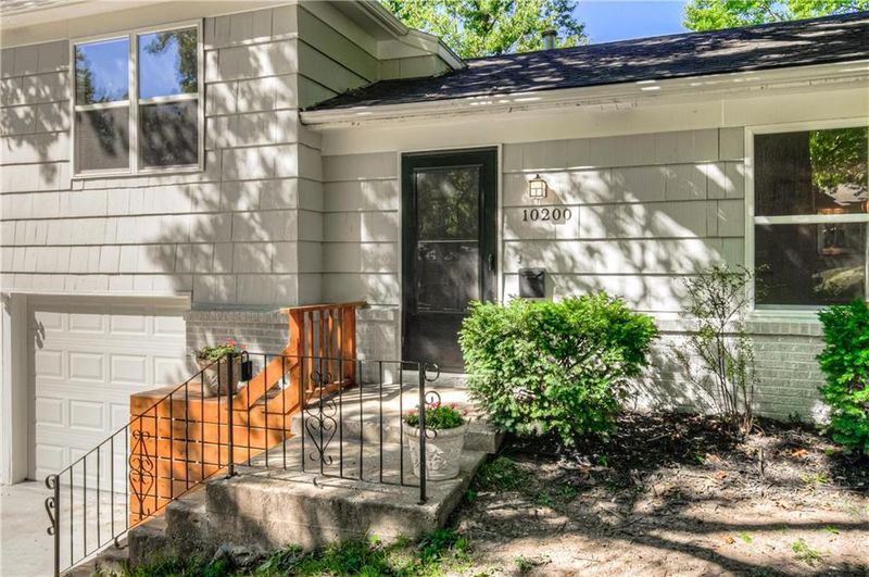 10200 Reeds Dr, Overland Park, KS 66207