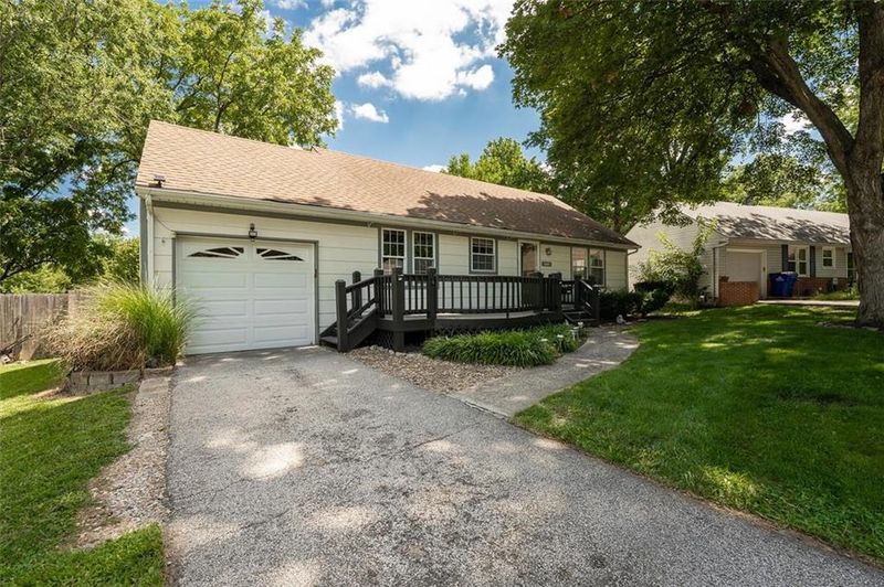 6607 W 73rd St, Overland Park, KS 66204