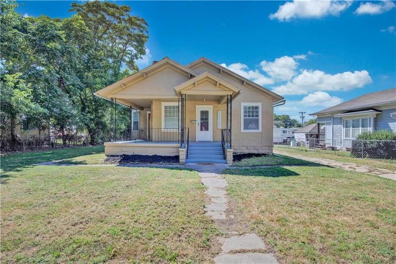12904 8th St, Grandview, MO 64030