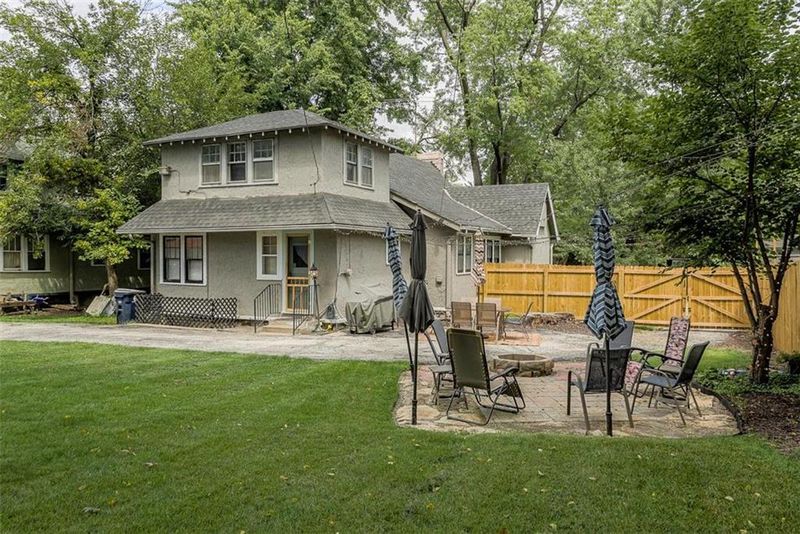 1403 E 77 St, Kansas City, MO 64131