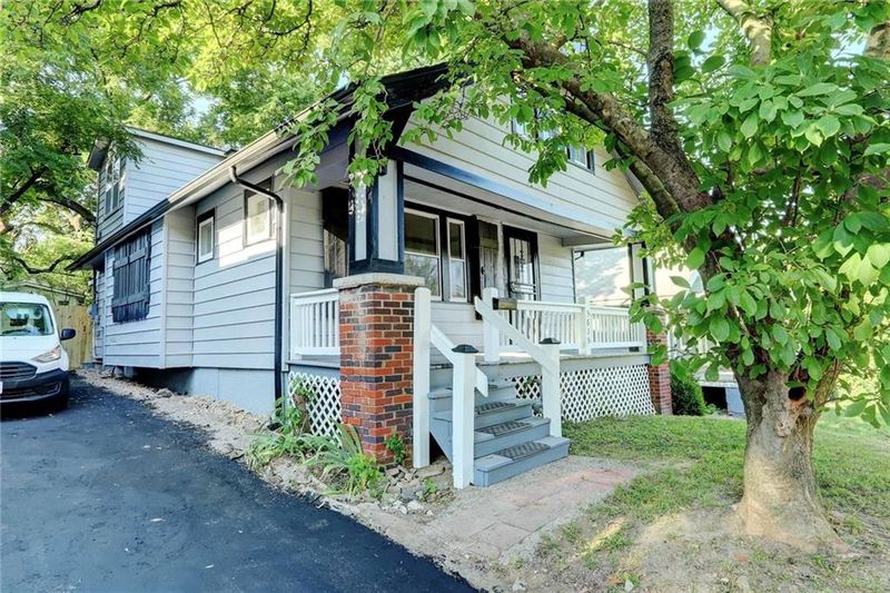 5615 E 27th St, Kansas City, MO 64127