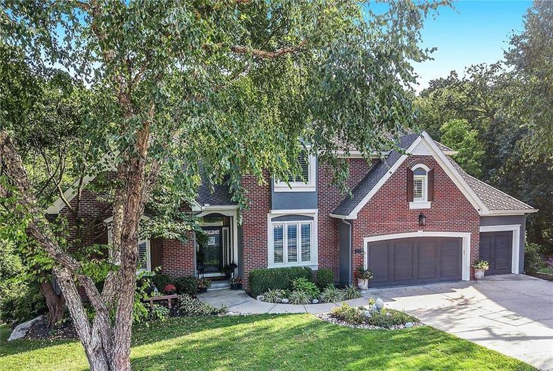 5802 Manor Dr, Parkville, MO 64152