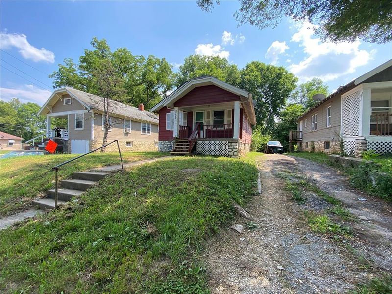 3709 E 72nd St, Kansas City, MO 64132