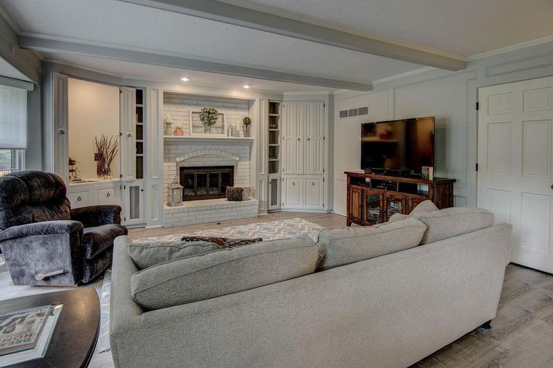 8809 W 76th Ter, Overland Park, KS 66204