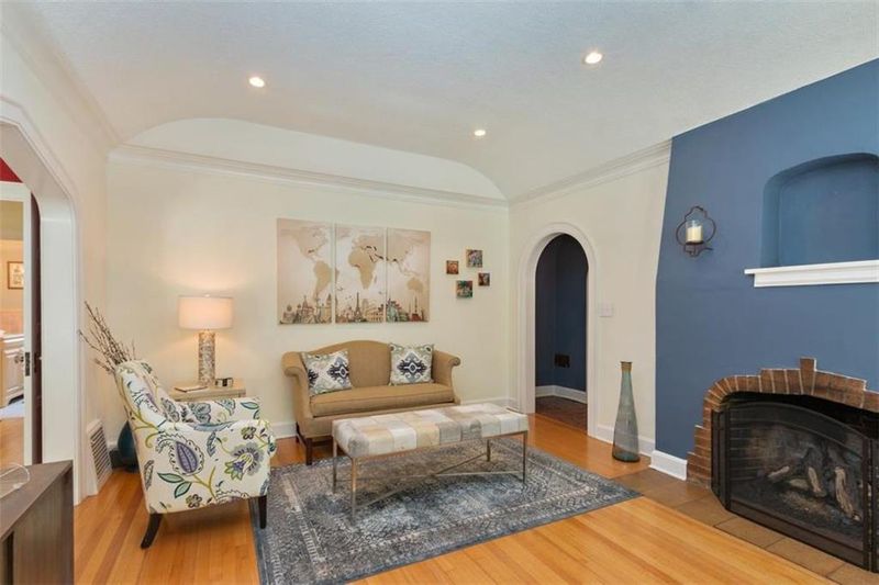 131 E 70th St, Kansas City, MO 64113