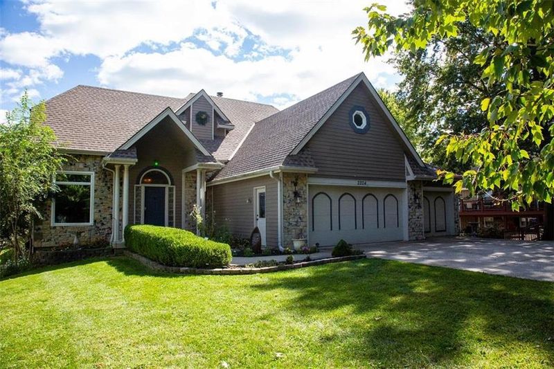 2204 NW 82nd St, Kansas City, MO 64151