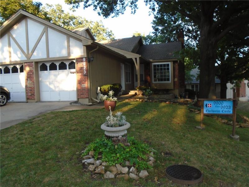 9923 Edelweiss Cir, Merriam, KS 66203