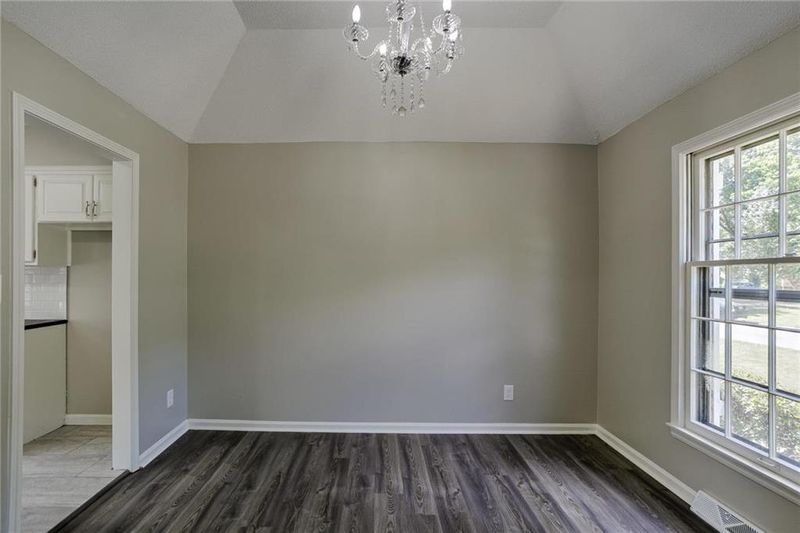 1141 Queens Pl, Kansas City, MO 64131