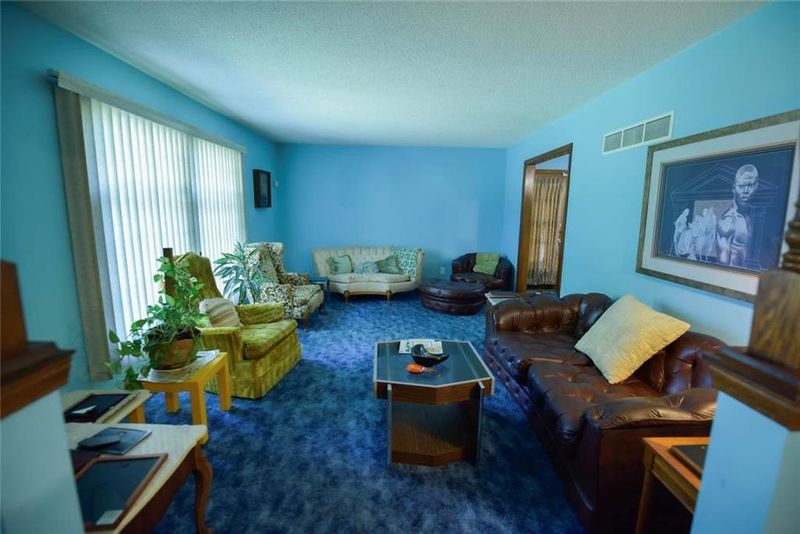 8505 E 56th St, Kansas City, MO 64129