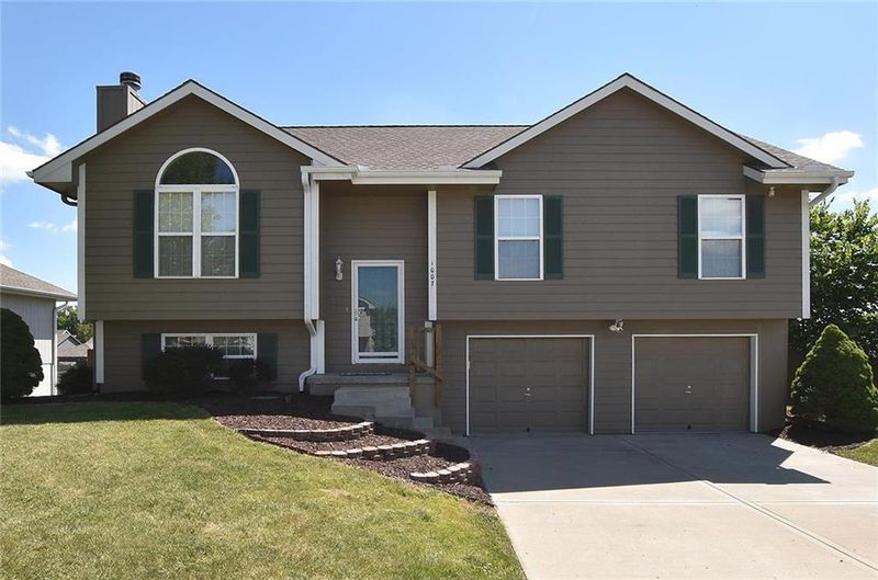 1007 Coneflower St, Smithville, MO 64089