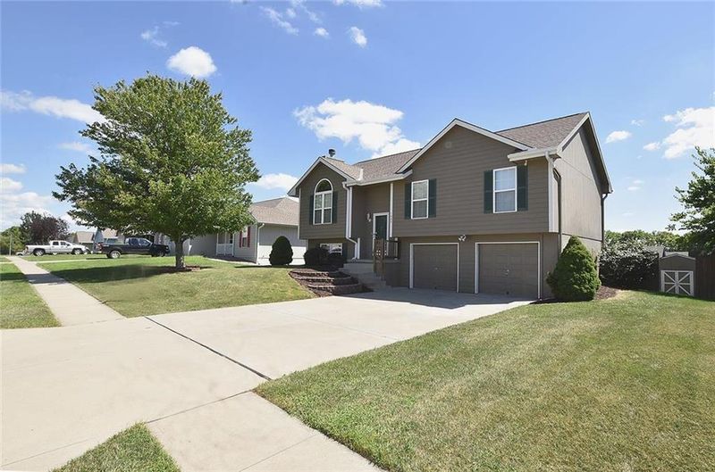 1007 Coneflower St, Smithville, MO 64089