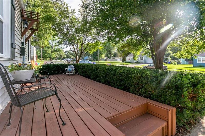 8139 Hemlock St, Overland Park, KS 66204