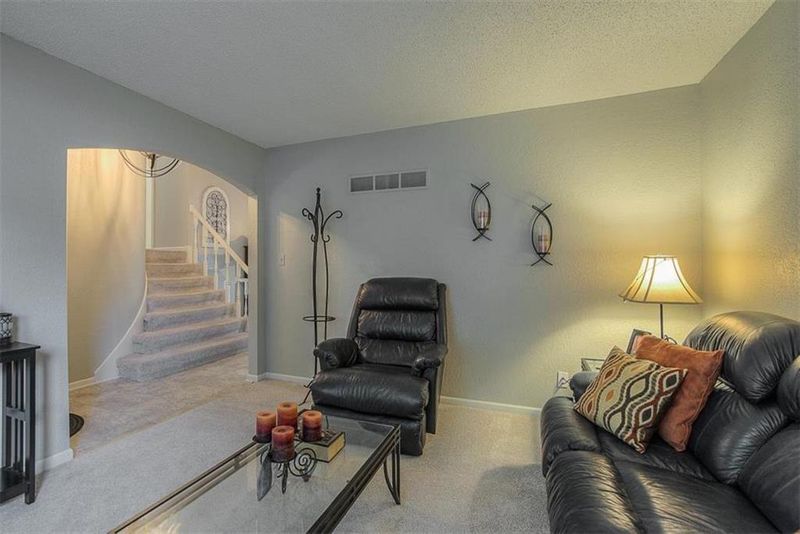 8831 Ditzler Ave, Kansas City, MO 64138