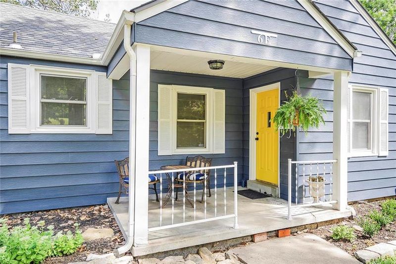 6 E Navajo Ln, Kansas City, MO 64114