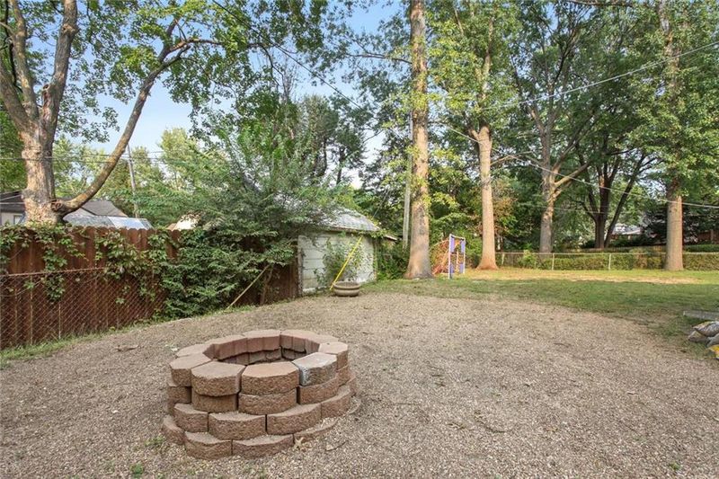 204 E 75 St, Kansas City, MO 64114