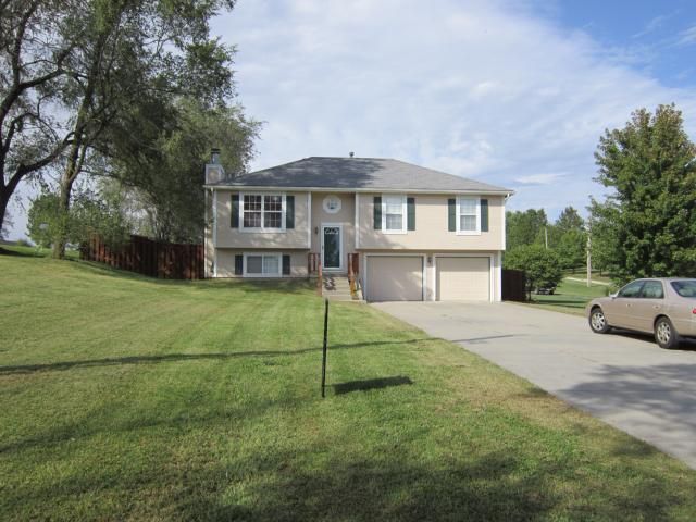 300 W Gilman Rd, Lansing, KS 66048