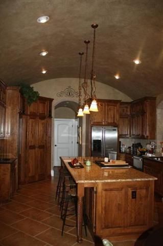 6295 Edgewater Dr, Parkville, MO 64152