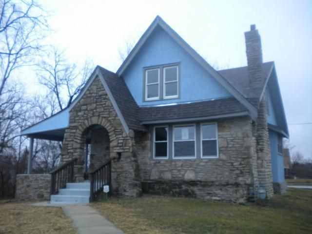 2401 E 49th St, Kansas City, MO 64130
