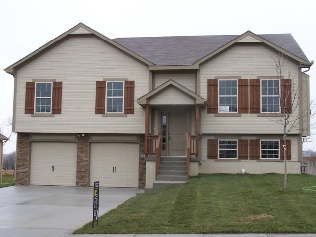 1912 Parkview Dr, Raymore, MO 64083