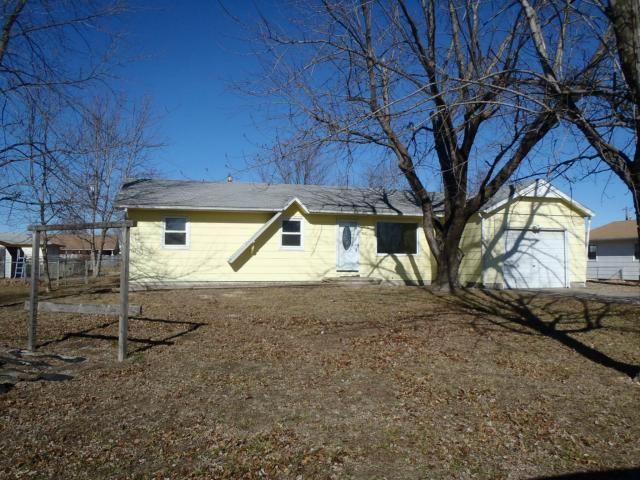 527 E 2nd St, Pomona, KS 66076