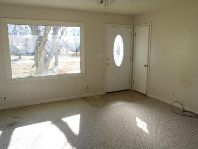 527 E 2nd St, Pomona, KS 66076