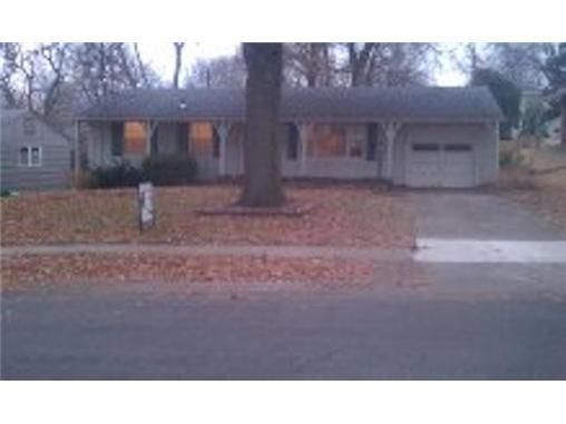 7706 Mohawk Dr, Prairie Village, KS 66208