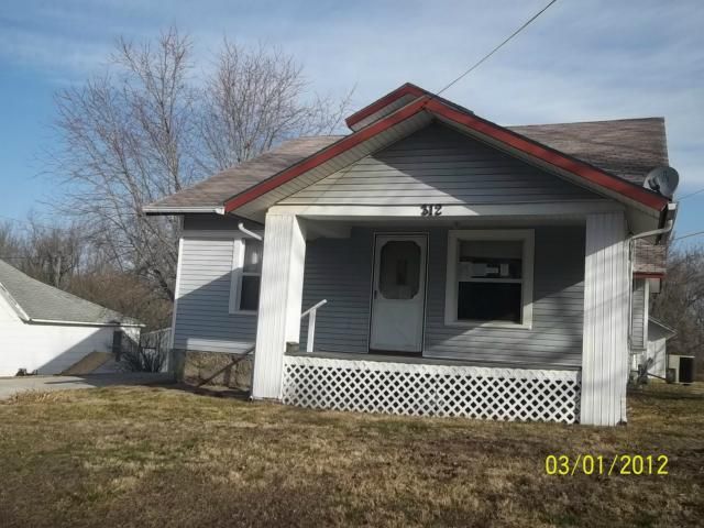 312 E Black Diamond St, Richmond, MO 64085