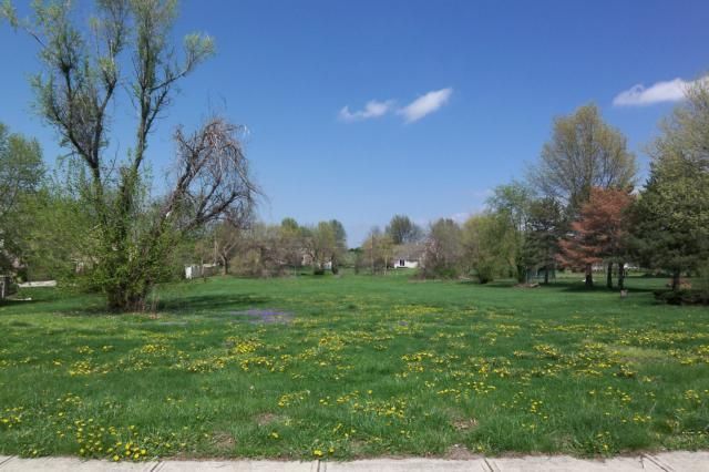 W 140th Dr, Leawood, KS 66224