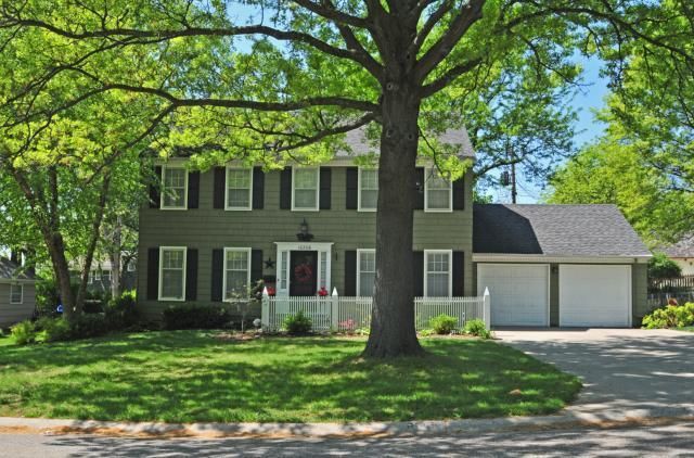10206 Cedar St, Overland Park, KS 66207