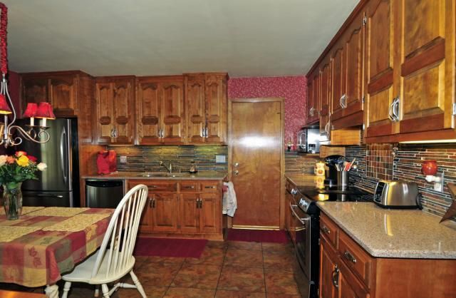 10206 Cedar St, Overland Park, KS 66207