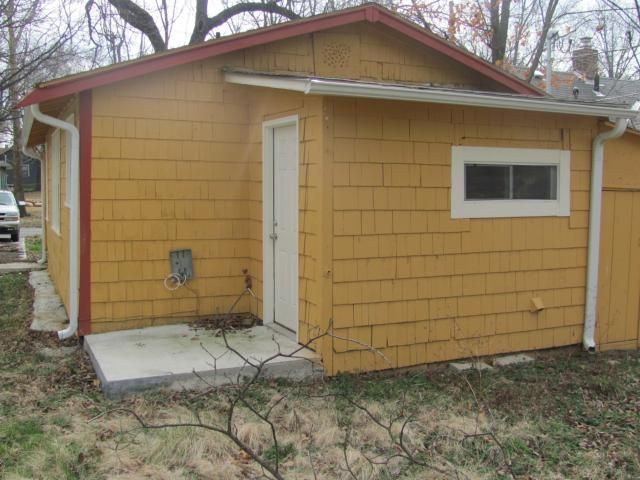 8028 Main St, Kansas City, MO 64131
