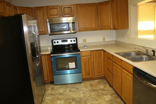 1611 S 17th St, St Joseph, MO 64503