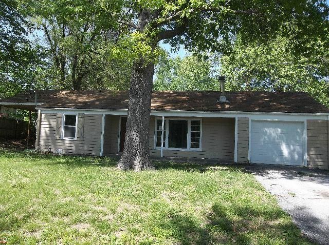 6520 Oak Dr, Kansas City, KS 66104