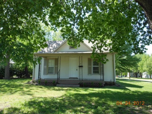 604 S Sycamore St, Ottawa, KS 66067