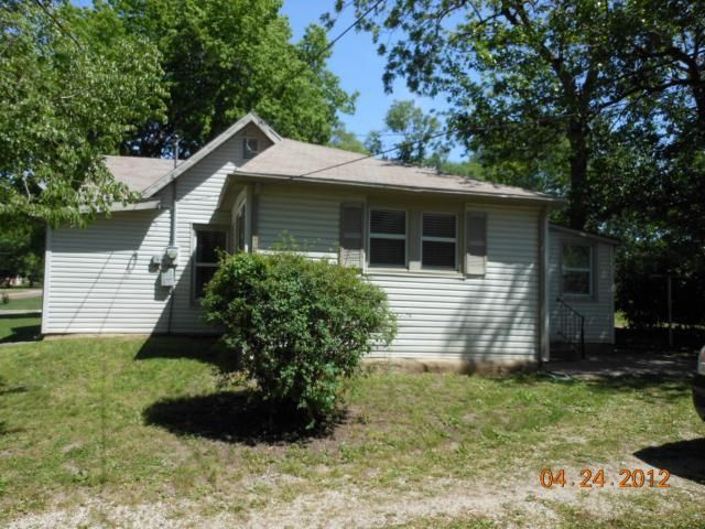 604 S Sycamore St, Ottawa, KS 66067