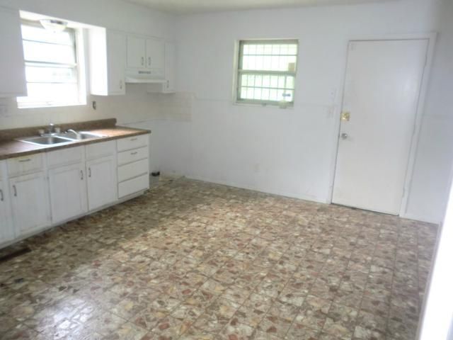 5210 E 40th St, Kansas City, MO 64130