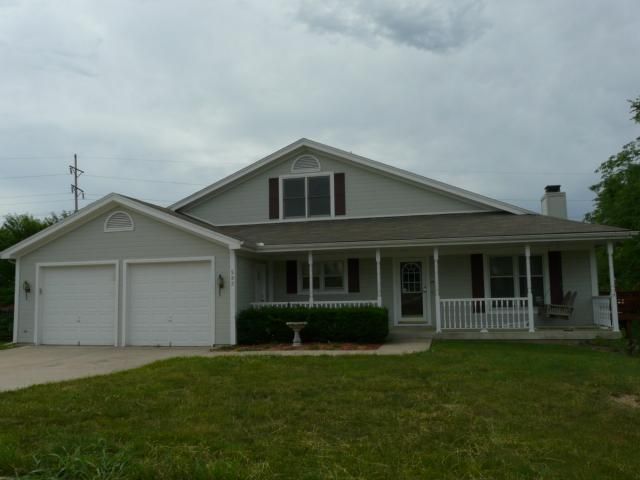 593 Hawthorne Ln, Liberty, MO 64068