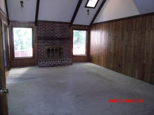 9815 N Flora Ave, Kansas City, MO 64155