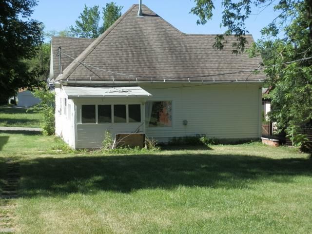 212 W 7th St, Cameron, MO 64429