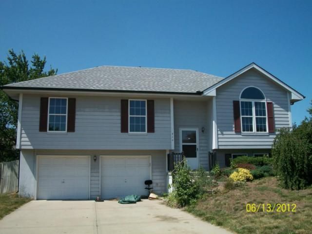 714 E 15th St, Kearney, MO 64060