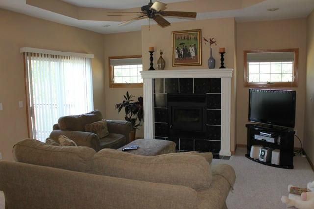 8710 Ridgeway Ct, Kansas City, MO 64138