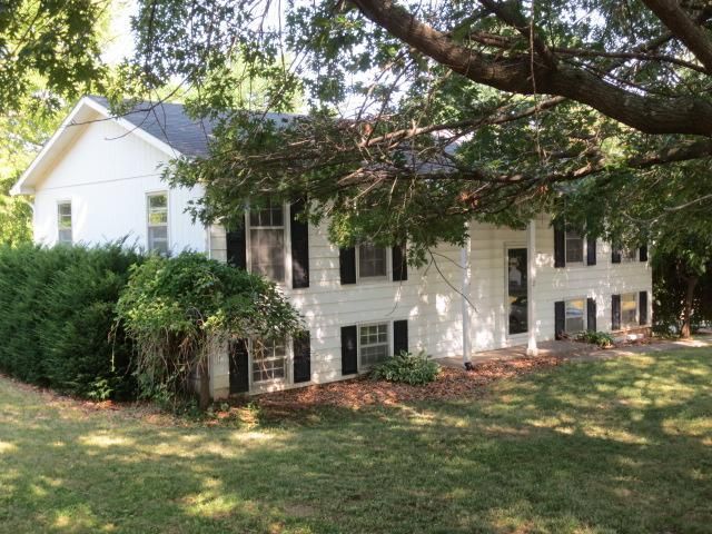 700 Marion Ln, Lexington, MO 64067