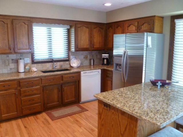 10914 W 98th St, Overland Park, KS 66214